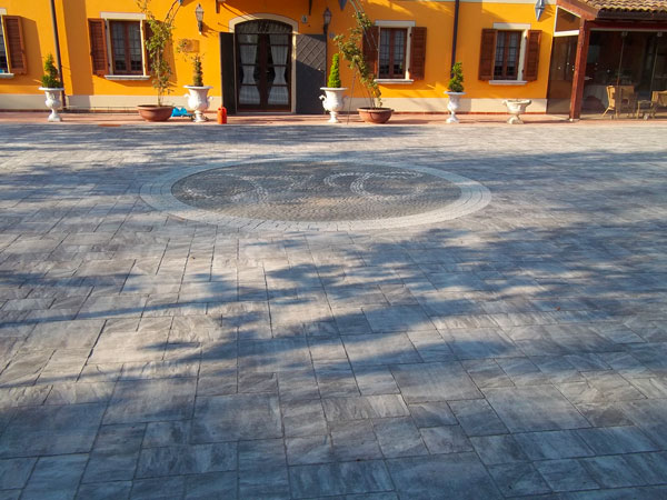 Posa-autobloccanti-cortile Posa-autobloccanti-cortile